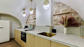 Refrigerador, microondas, horno y parrilla de estufa