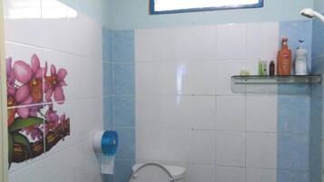 Ducha, toallas, jabón, shampoo