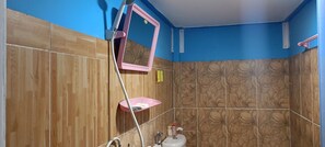 Dormitori compartit bàsic, vistes al jardí | Bany | Dutxa, tovalloles, sabó i xampú