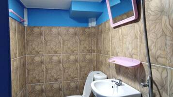 Doccia, asciugamani, sapone, shampoo