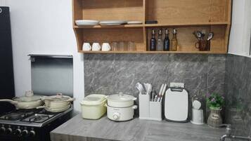 Fridge, oven, stovetop, cookware/dishes/utensils