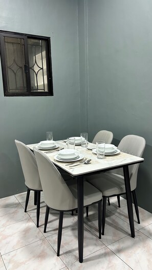 Dining - Axon Cozy Modern Home N Near The Walking Street (Angeles)