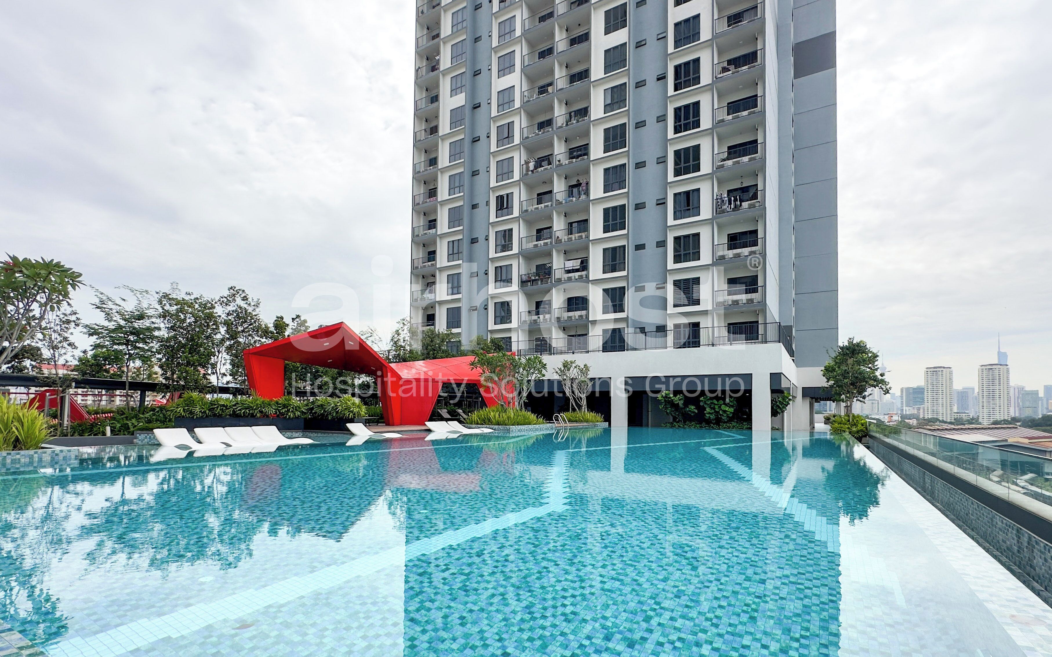 Una piscina al aire libre