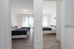 Tabla de planchar con plancha, wifi, ropa de cama