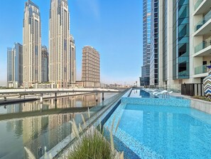 Outdoor pool - Luxury Suite Canal Views Infinity Pool (Dubai)