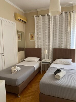 3 habitaciones, tabla de planchar con plancha, internet y ropa de cama 