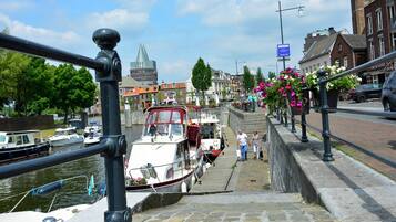 Ein Kanal mit Booten, einer Brücke und Gebäuden im Hintergrund.