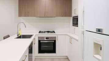 Refrigerador, microondas, horno y parrilla de estufa