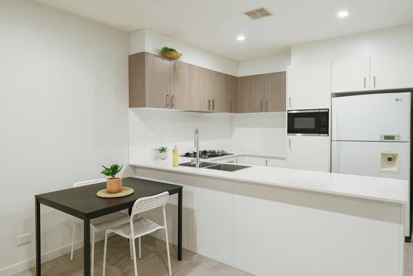 Fridge, microwave, oven, stovetop