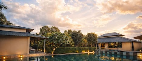 Kauden mukainen ulkouima-allas