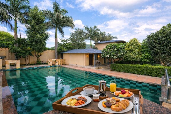 فطور من الأطباق المحلية يوميًا بتكلفة قدرها (300 INR للشخص)