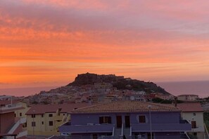 Exterior - Vista mare e castello, piscina e posto auto (Castelsardo)