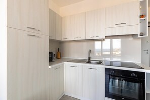 Fridge, stovetop, coffee/tea maker, dining tables - Vista mare e castello, piscina e posto auto (Castelsardo)