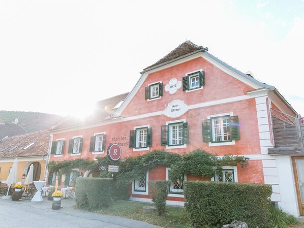 المنشأة من الخارج