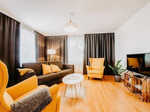 Fernseher, Tischtennisplatte, Stereoanlage