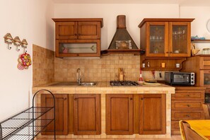 Kühlschrank, Mikrowelle, Herdplatte, Wasserkocher mit Kaffee-/Teezubehör