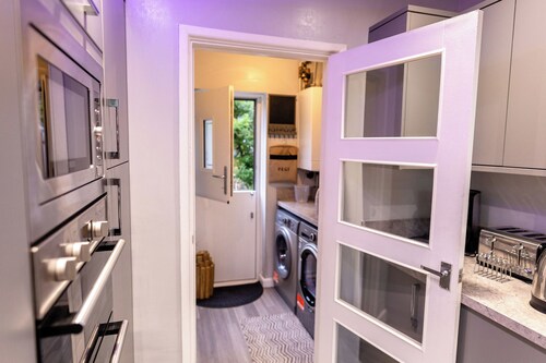 3 bed house, sleeps 5, near airport and town, outside parking free