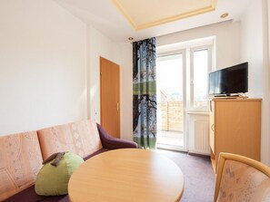 Living area - Comfort room with garden view (KG3) - Pension Cäcilia (Pöllau bei Hartberg)