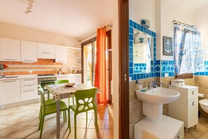 Fridge, microwave, oven, stovetop - Aria condizionata e ampio spazio esterno (Castelsardo)