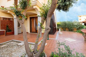 Exterior detail - Aria condizionata e ampio spazio esterno (Castelsardo)