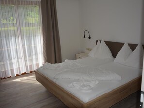 Schreibtisch, WLAN, Bettwäsche, Rollstuhlgeeignet