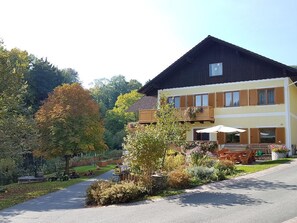 Exterior - Four-bed room (2-3 nights half board) - organic health farm Putz & Binder (Zeilerviertel)