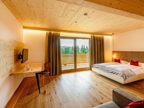 Zimmersafe, Schreibtisch, WLAN, Bettwäsche