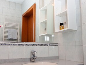 Haartrockner, Handtücher, Seife, Toilettenpapier