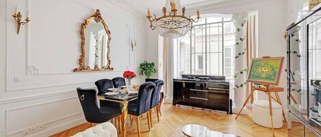 スマートテレビ、ステレオ、書斎 / ワークスペース