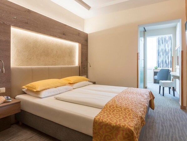 Tallelokero huoneessa, työpöytä, Wi-Fi, vuodevaatteet