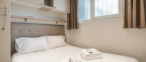 1 bedroom, iron/ironing board, internet, bed sheets
