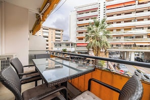 Outdoor dining - Modern Apartment a/c 1BR-4P – With balcony (Cannes)