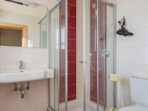 Sèche-cheveux, serviettes fournies, savon, papier toilette