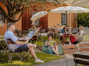 تناول الطعام بالخارج