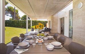 تناول الطعام بالخارج