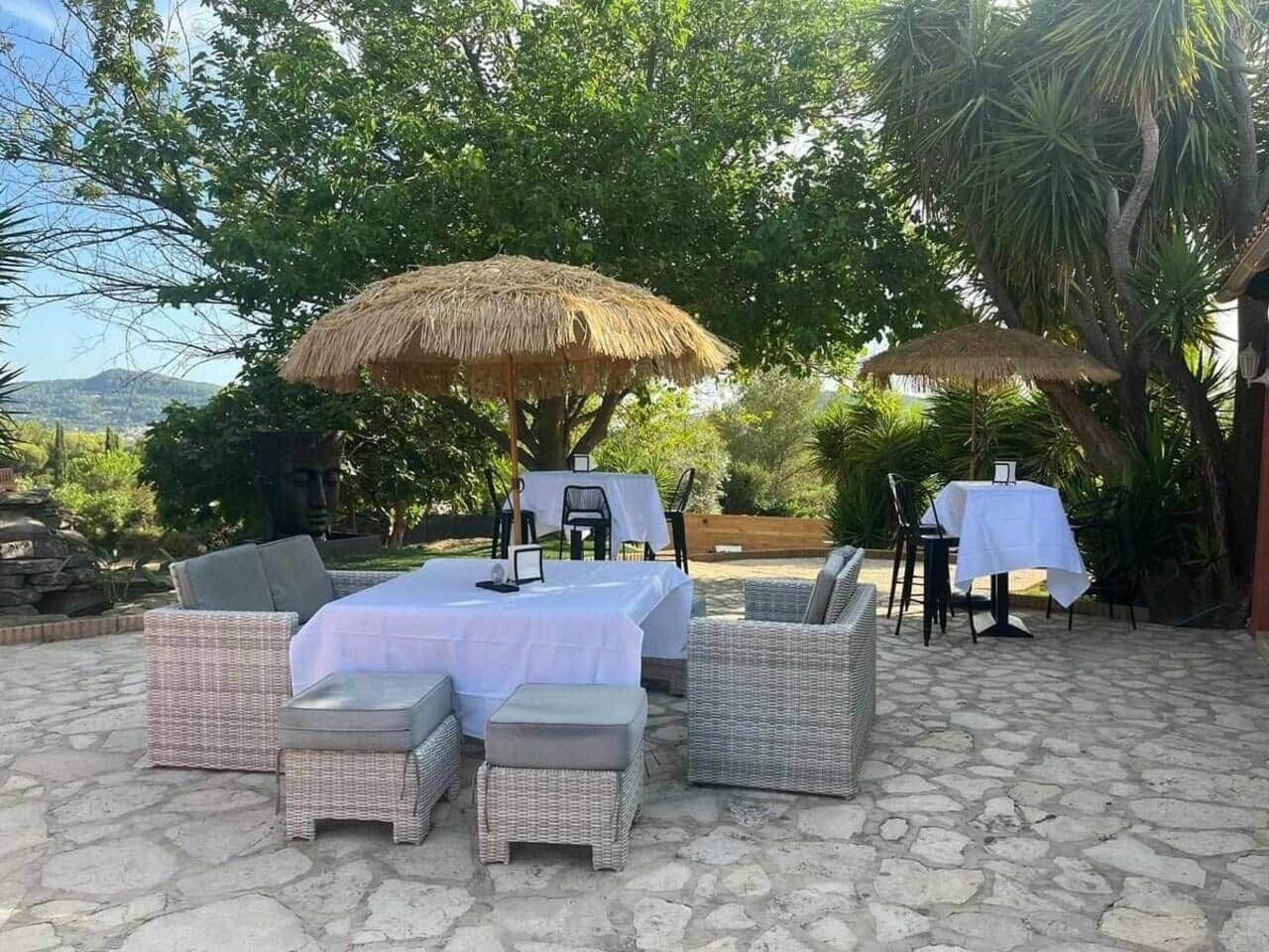 屋外ダイニングエリア