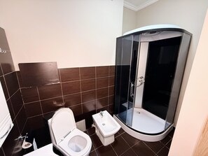 Deluxe Room | Bathroom | Hair dryer, slippers, soap, shampoo - Sapar Deluxe Plaza (Almaty)