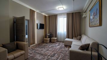 Luxury Suite | Premium bedding, down duvets, in-room safe, iron/ironing board
