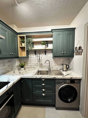 Private kitchen - Cozy Flat in Dublin’s City Heart — Feel Like Home! (Dublin 8)