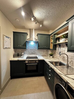 Mikrobølgeovn, ovn, oppvaskmaskin og kaffetrakter/tekoker