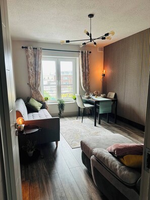 Living area - Cozy Flat in Dublin’s City Heart — Feel Like Home! (Dublin 8)