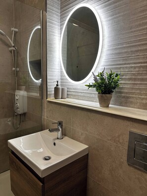 Bathroom - Cozy Flat in Dublin’s City Heart — Feel Like Home! (Dublin 8)