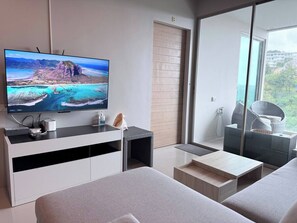 TV - 2BR Apartment Pool • Gym • 1km to Karon Beach (Tambon Karon)