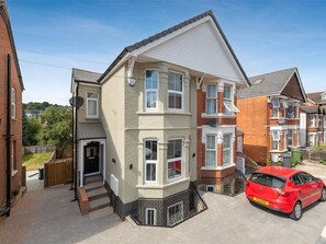 Exterior - Charming 5 Bedroom Home in High Wycombe Perfect for Families (High Wycombe)