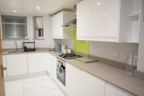 Fridge, microwave, oven, toaster - Charming 5 Bedroom Home in High Wycombe Perfect for Families (High Wycombe)