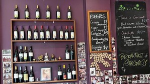 Bar (on property) - Fully gated! Walk to Bus, Train & Box Hill High! (Blackburn)