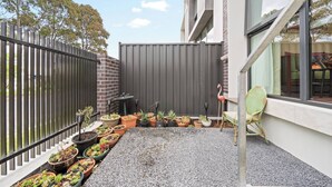 Terrace/patio - Fully gated! Walk to Bus, Train & Box Hill High! (Blackburn)