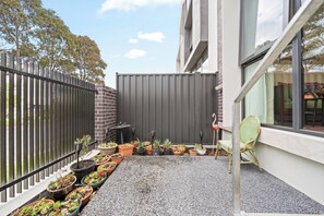 Terrace/patio - Fully gated! Walk to Bus, Train & Box Hill High! (Blackburn)