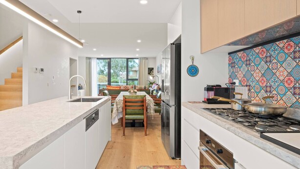 Coffee/tea maker, fridge, microwave, dishwasher - Fully gated! Walk to Bus, Train & Box Hill High! (Blackburn)