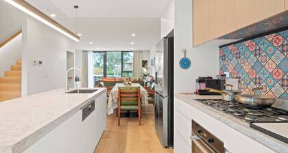 Fully gated! Walk to Bus, Train & Box Hill High!